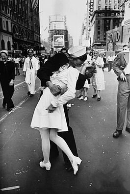 Legendary_kiss_V–J_day_in_Times_Square_Alfred_Eisenstaedt.jpg