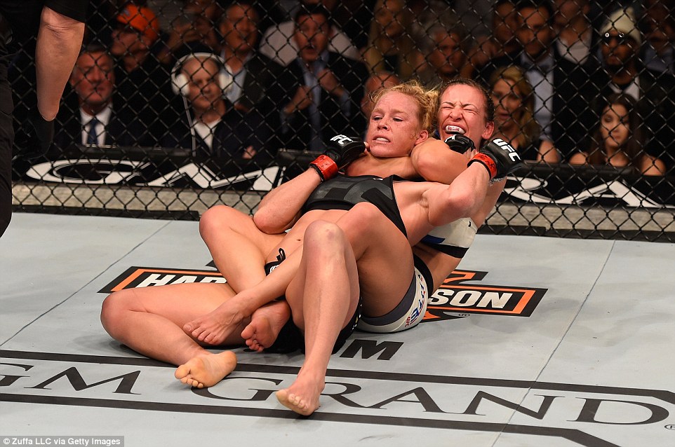 31E99AA100000578-3478773-Tate_locked_in_the_rear_naked_choke_in_the_final_minutes_of_a_cl-m-48_1457246123607.jpg