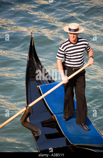 italy-veneto-venice-gondolier-wearing-striped-t-shirt-and-straw-boater-a3b51y.jpg